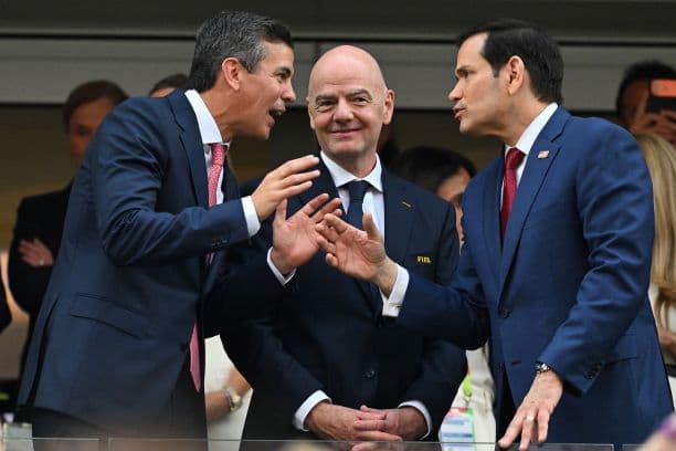 (Izq. a Der.) El presidente paraguayo Santiago Peña, el presidente de la FIFA Gianni Infantino y el secretario de Estado de Estados Unidos, Marco Rubio, conversan antes del partido de fútbol del Grupo D de la Copa Mundial 2026 entre Estados Unidos y Paraguay en el Estadio de Los Ángeles en Inglewood el 12 de junio de 2026. (Patrick T. Fallon / AFP vía Getty Images)