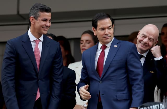 (De izquierda a derecha) El presidente de Paraguay, Santiago Peña, el secretario de Estado de Estados Unidos, Marco Rubio, y el presidente de la FIFA, Gianni Infantino, antes del partido de la fase de grupos de la Copa Mundial de la FIFA 2026 entre Estados Unidos y Paraguay, en Los Ángeles, California, Estados Unidos, el 12 de junio de 2026. (EFE/EPA/CHRIS TORRES)