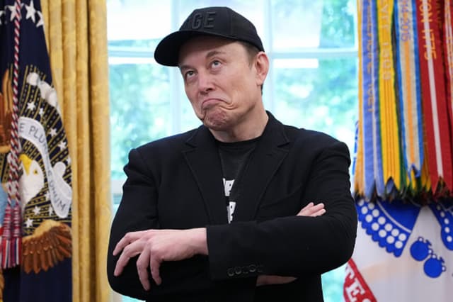 El director ejecutivo de Tesla, Elon Musk, habla con la prensa junto al presidente estadounidense Donald Trump en el Despacho Oval de la Casa Blanca el 30 de mayo de 2025 en Washington, D.C. Musk, exasesor de Trump y jefe del Departamento de Eficiencia Gubernamental, anunció su salida de la administración para centrarse en sus negocios. (Kevin Dietsch/Getty Images).