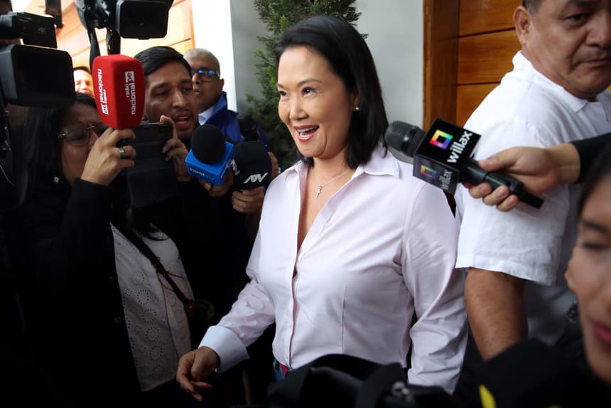 Fujimori conserva una ajustada ventaja mientras Perú espera los resultados finales