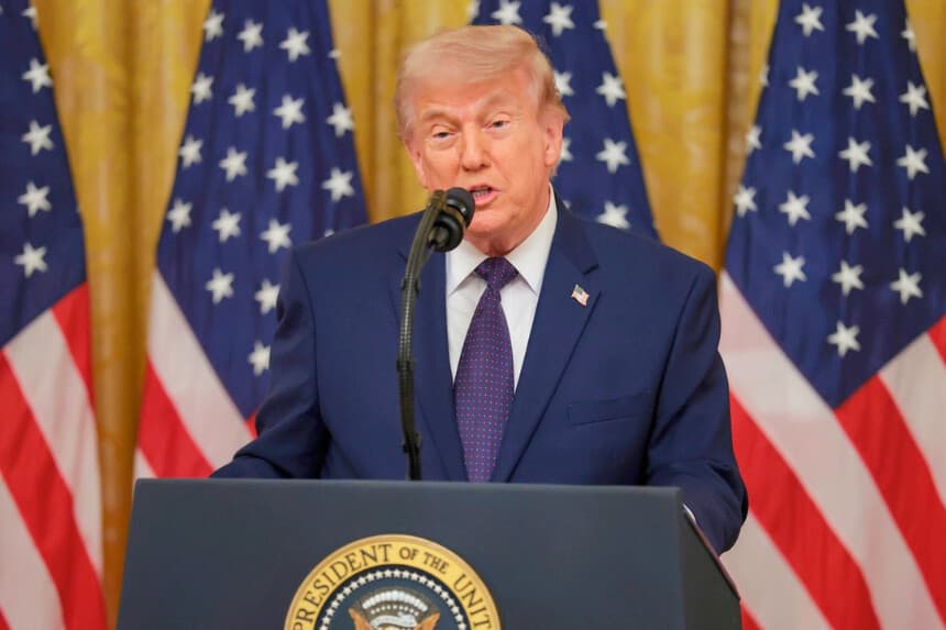 Trump dice que los barcos están empezando a transitar por el estrecho de Ormuz
