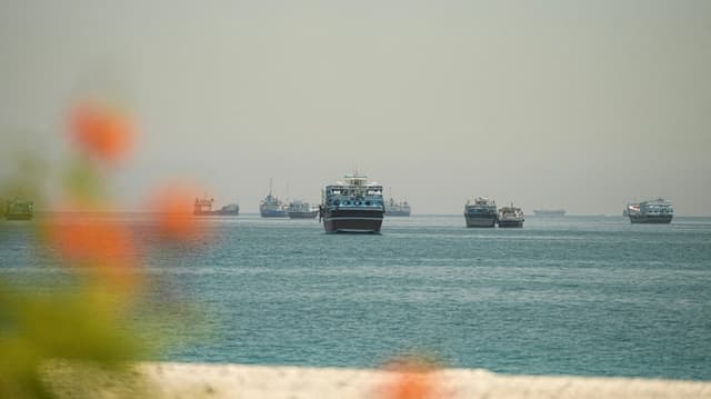 Buques fondeados en el estrecho de Ormuz, vistos desde Musandam, Omán, el 25 de mayo de 2026. (Stringer/Reuters)