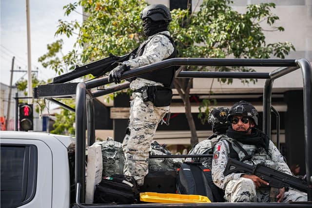 Agentes de la Guardia Nacional mexicana patrullan las calles de Culiacán, en el estado de Sinaloa, México, el 30 de enero de 2026. (Jesús VERDUGO / AFP vía Getty Images)
