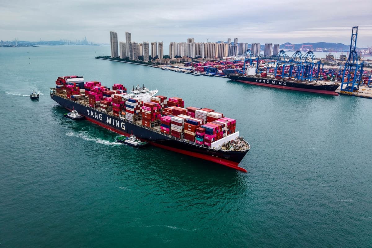 Un buque de carga entra en el puerto de Qingdao, provincia de Shandong, China, el 13 de octubre de 2025. (AFP vía Getty Images)