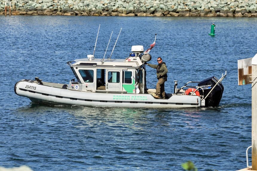 Guardia Costera intercepta embarcaciones frente a Puerto Rico y California y detiene a 57 inmigrantes ilegales