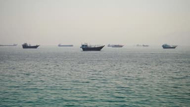 Navieras internacionales no se fían: esperan pruebas de seguridad antes de volver a cruzar Ormuz