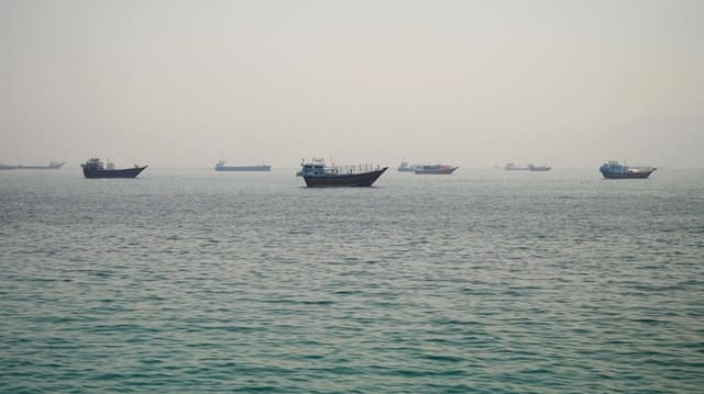 Embarcaciones ancladas en el Estrecho de Ormuz, vistas desde Musandam, Omán, el 11 de junio de 2026. (Stringer/Reuters)