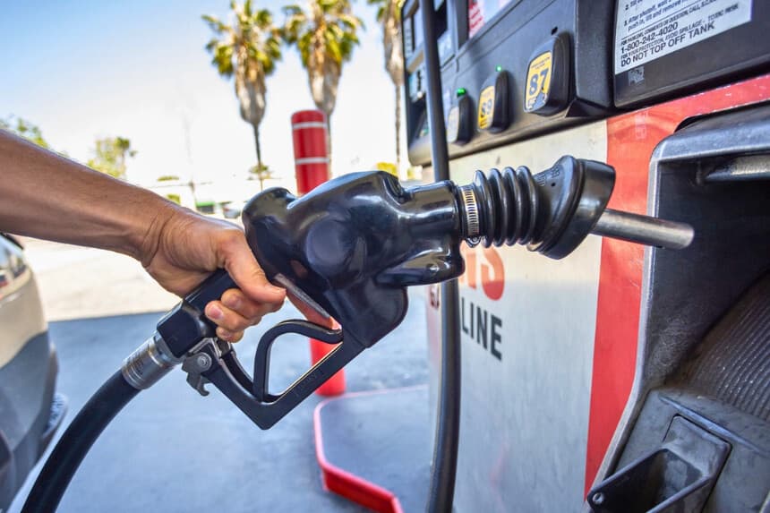 Los precios de la gasolina en EE. UU. bajan de los 4 dólares por galón por primera vez desde abril