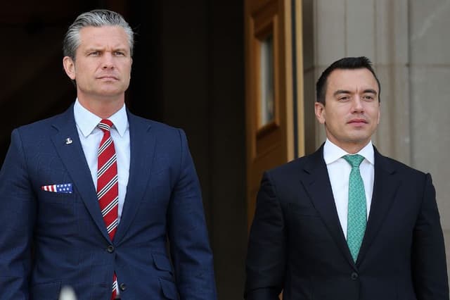 El secretario de Guerra de los EE. UU., Pete Hegseth (Izq.), y el presidente de Ecuador, Daniel Noboa, permanecen de pie durante los himnos nacionales en un acto de honor en el Pentágono, el 15 de junio de 2026 en Arlington, Virginia. (Kevin Dietsch/Getty Images)