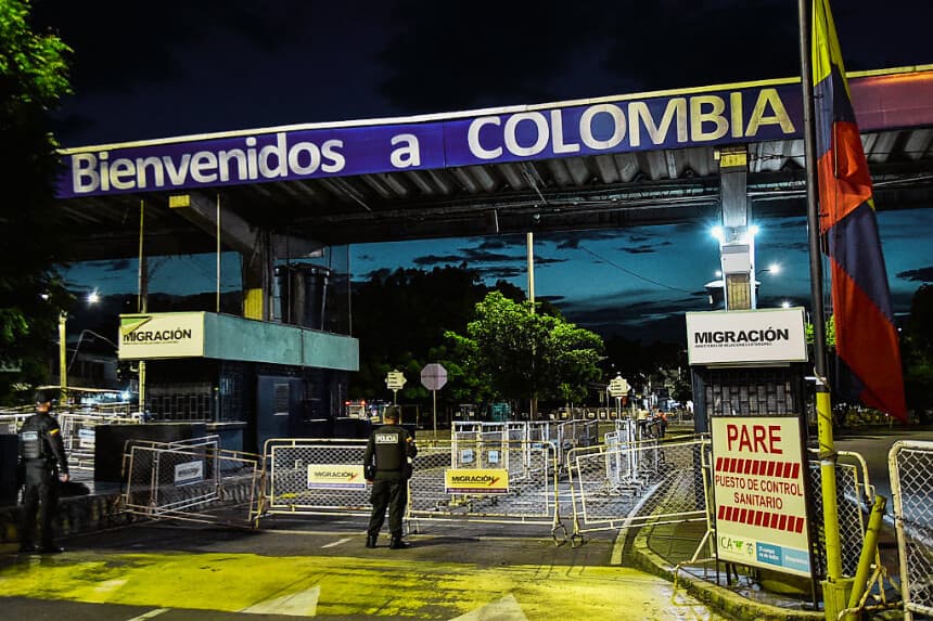 Un agente de policía monta guardia en el Puente Internacional Simón Bolívar, cerrado al tráfico, que une a Colombia y Venezuela en Villa del Rosario, departamento de Santander del Norte, Colombia, el 30 de mayo de 2026. (Schneyder Mendoza / AFP vía Getty Images)