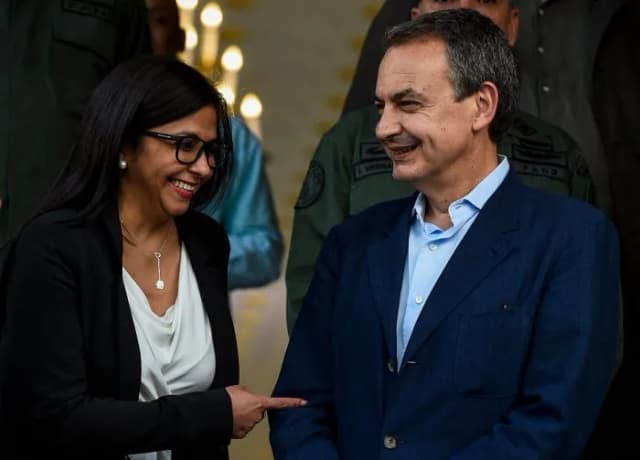 La entonces ministra de Asuntos Exteriores de Venezuela, Delcy Rodríguez (izq.), habla con el expresidente del gobierno español José Luis Rodríguez Zapatero al final de una reunión en el Palacio Presidencial en Caracas el 21 de julio de 2016. (Foto de Juan Barreto/AFP vía Getty Images)
