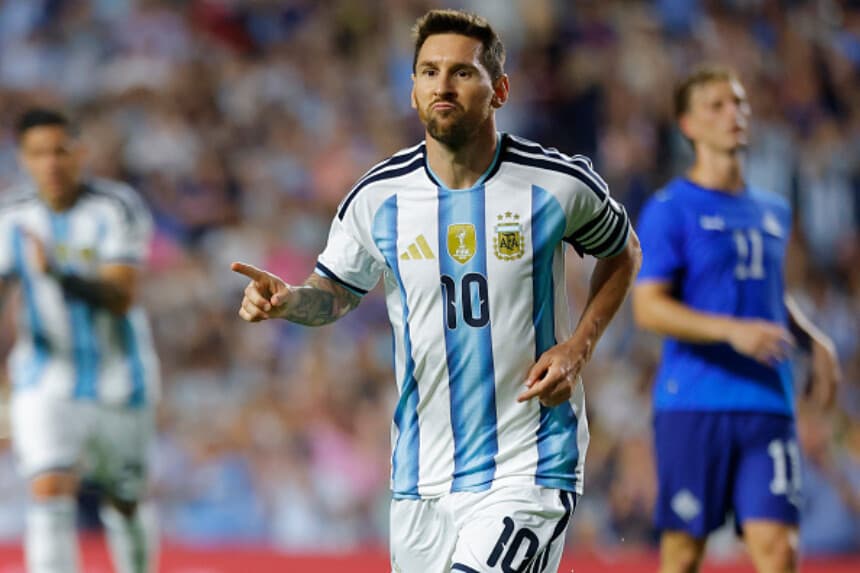 Messi logra su primer triplete mundialista ante Argelia