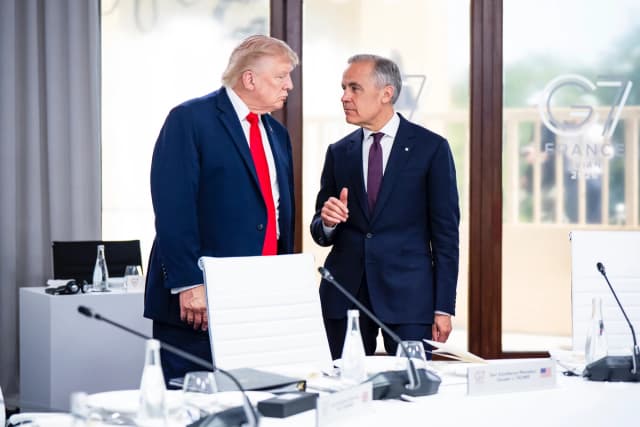 El primer ministro Mark Carney y el presidente estadounidense Donald Trump intervienen en el almuerzo de trabajo del G7, durante la cumbre del G7 celebrada en Evian-les-Bains, Francia, el 16 de junio de 2026. (The Canadian Press/Christopher Katsarov).