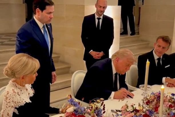 El presidente Donald Trump firma memorando de entendimiento con Irán en el Palacio de Versalles el 18 de junio de 2026. (Captura de pantalla)
