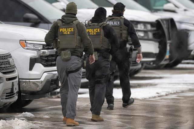 Agentes del ICE salen del edificio federal Bishop Henry Whipple el 4 de febrero de 2026 en Minneapolis. El zar fronterizo de la Casa Blanca, Tom Homan, anunció el miércoles la retirada inmediata de 700 agentes de inmigración de Minnesota tras semanas de operativos y el tiroteo mortal de dos manifestantes. (John Moore/Getty Images).