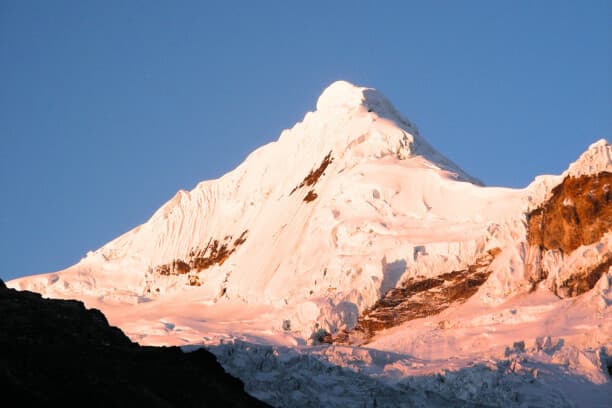 La montaña nevada de la Cordillera Blanca en los Andes del Perú, El Tocllaraju al atardecer en una foto de archivo. (CC BY 2.0/ Fabien Quétier)