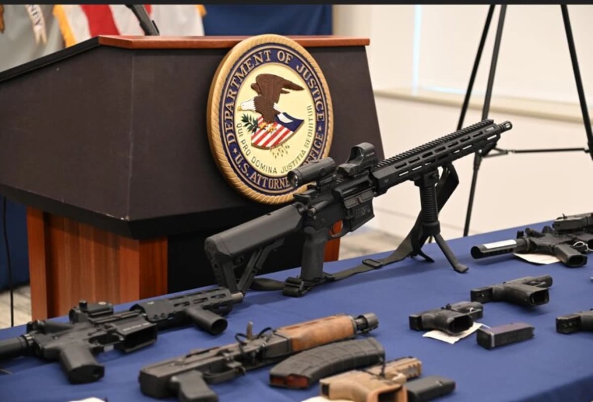 Desmantelan red de drogas cerca de escuela del sureste de DC: 14 acusados y 28 armas incautadas