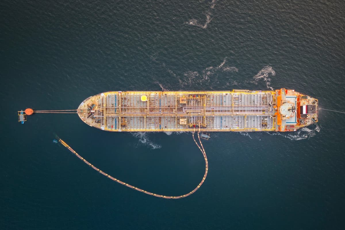 El buque Tiger Wings, con bandera panameña y que transporta petróleo crudo procedente de Rusia, se encuentra atracado frente a la refinería de petróleo Petron en Limay, Filipinas, el 1 de abril de 2026. (Ezra Acayan/Getty Images).