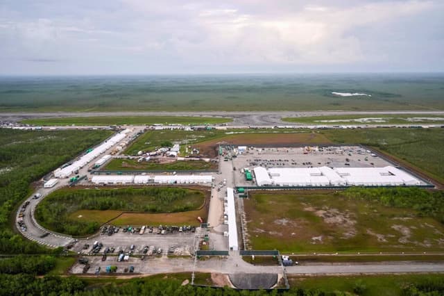 Avanzan las obras de un nuevo centro de detención federal conocido como “Alligator Alcatraz”, en el centro de formación y transición Dade-Collier, situado en los Everglades de Florida, en Ochopee, Florida, el 4 de julio de 2025. (Rebecca Blackwell/Archivo/AP Photo).