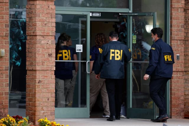 Personal del FBI ingresa a un edificio en Portsmouth, Virginia, el 6 de mayo de 2026. (Peter Casey/The Virginian-Pilot vía AP).
