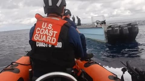 Oficiales de la Guardia Costera de EE. UU. incautan una embarcación con presuntos narcoterroristas. (Cortesía de la USCG)