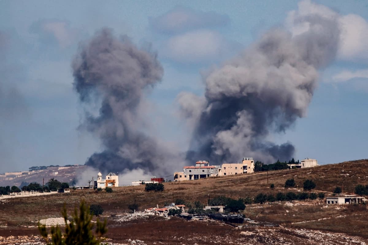 El humo se eleva desde el lugar donde se produjo un ataque aéreo israelí en la región de Marjayoun, al sur del Líbano, el 19 de junio de 2026. (AFP vía Getty Images)
