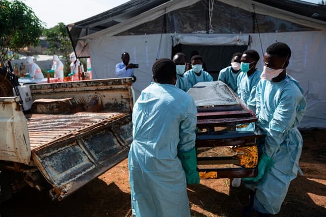 Voluntarios de la Cruz Roja trasladan el ataúd de un hombre fallecido por ébola en Bunia, Congo, el 13 de junio de 2026. (Jospin Mwisha/AFP vía Getty Images).