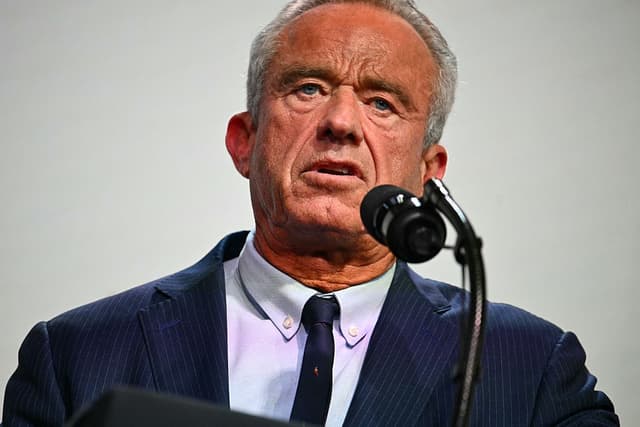 El secretario de Salud y Servicios Humanos de Estados Unidos, Robert F. Kennedy Jr., interviene durante un evento sobre la asequibilidad de la atención médica en el Auditorio de la Corte Sur de la Casa Blanca en Washington, D.C., el 18 de mayo de 2026. (Kent NISHIMURA / AFP vía Getty Images)
