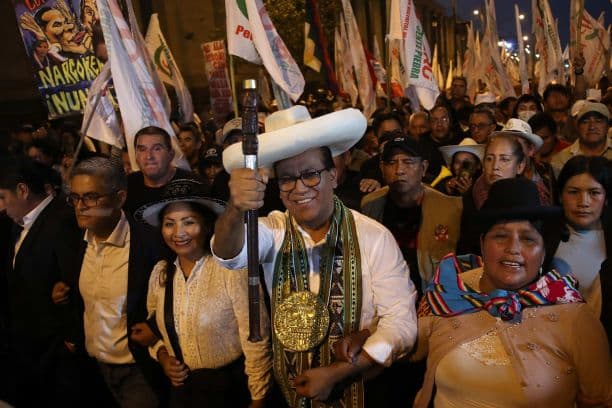 Candidato de izquierda lidera protesta en Perú y jurado electoral rechaza su petición para anular votos