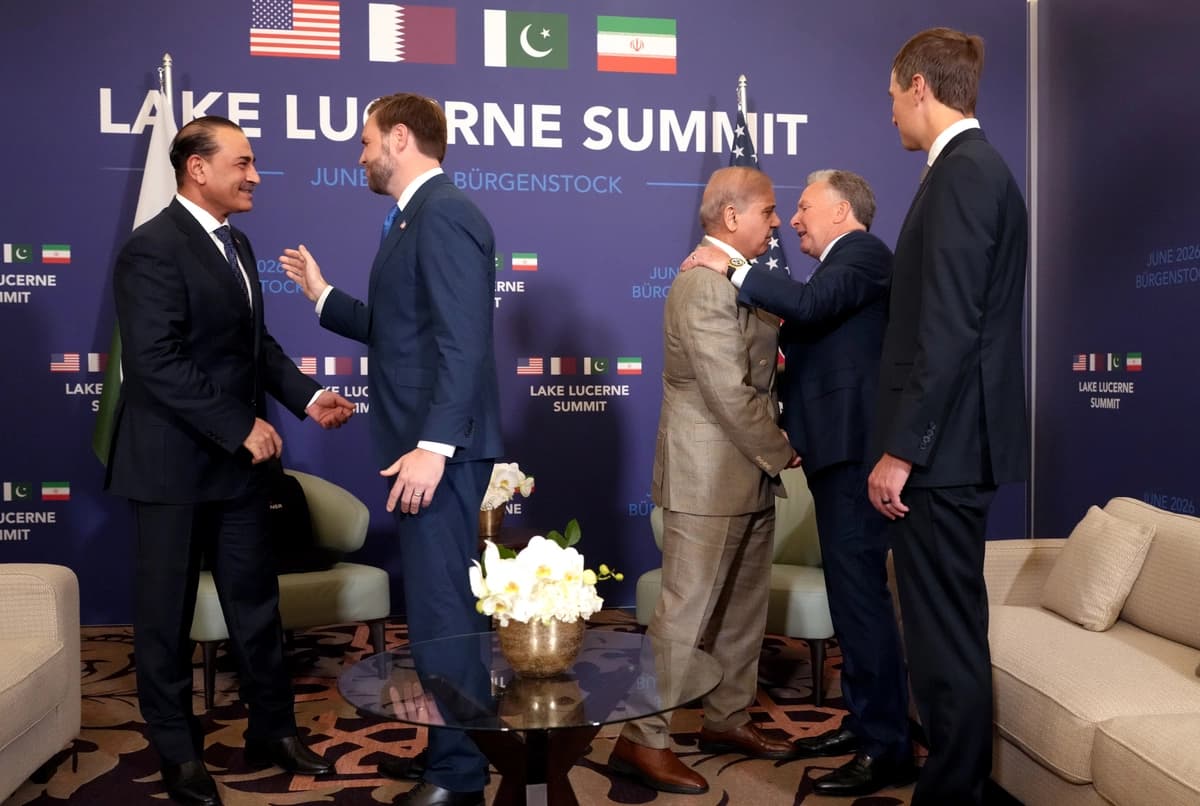 El vicepresidente de EE. UU., JD Vance; el enviado especial del presidente de EE. UU., Donald Trump, Steve Witkoff; y el yerno de Trump, Jared Kushner, se reúnen con el primer ministro de Pakistán, Shehbaz Sharif, y el jefe del Estado Mayor del Ejército de Pakistán, el mariscal de campo Asim Munir, para mantener conversaciones de alto nivel destinadas a avanzar en un acuerdo que ponga fin al conflicto en Medio Oriente, en el Buergenstock Resort, en el lago de Lucerna, cerca de Stansstad, Suiza, el 21 de junio de 2026. (Nathan Howard - Pool/Getty Images)