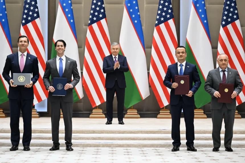(De izq. a der.) El director ejecutivo de la Corporación Financiera de Desarrollo Internacional de EE. UU., Ben Black; el presidente del Banco de Exportación e Importación de EE. UU., John Jovanovic; el presidente de Uzbekistán, Shavkat Mirziyoyev; el ministro de inversiones de Uzbekistán, Laziz Kudratov; y el director ejecutivo del Fondo para la Reconstrucción de Uzbekistán, Shukhrat Vafaev, posan para una foto en una ceremonia de firma para lanzar una plataforma de inversión conjunta en Taskent, Uzbekistán, el 16 de junio de 2026. (Cortesía del Banco de Exportación e Importación de los Estados Unidos)