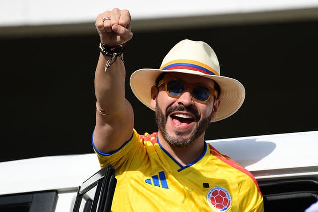 Abelardo de la Espriella, candidato presidencial colombiano del movimiento Defensores de la Patria, alza el puño en un centro de votación durante la segunda vuelta de las elecciones presidenciales en Barranquilla, Colombia, el 21 de junio de 2026. Los colombianos acuden a las urnas para elegir a un nuevo presidente entre un abogado de extrema derecha respaldado por la Casa Blanca y un senador de izquierda, en una elección que decidirá el futuro del tambaleante proceso de paz del país y sus tensas relaciones con Washington. (Jaime SALDARRIAGA / AFP vía Getty Images)