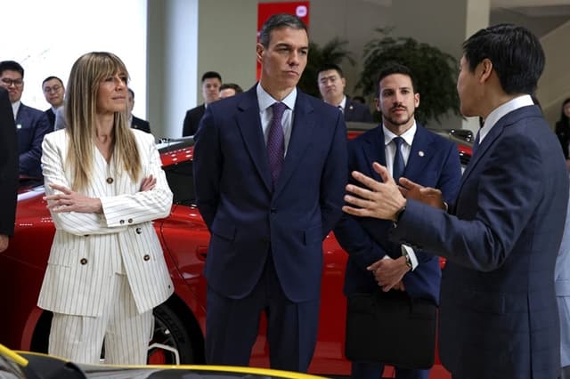 El fundador, presidente y director ejecutivo de Xiaomi, Lei Jun (derecha), conversa con el primer ministro de España, Pedro Sánchez (centro), y su esposa, Begoña Gómez, en la sede de Xiaomi en Beijing el 13 de abril de 2026. (Andrés Martínez Casares/Pool/AFP vía Getty Images)