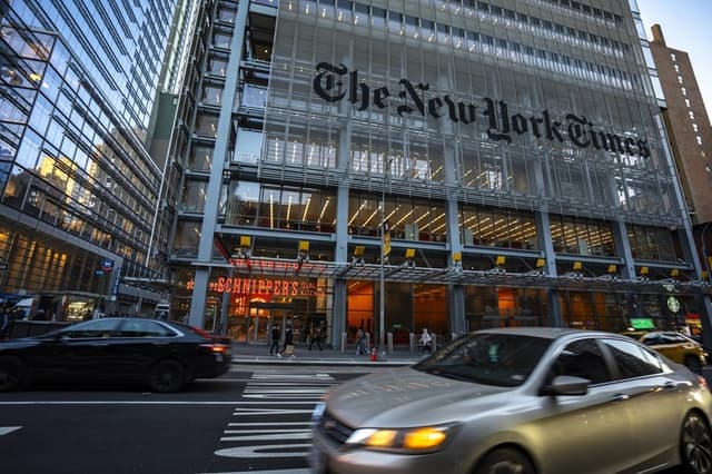 El edificio del New York Times en la ciudad de Nueva York, el 5 de febrero de 2024. (Samira Bouaou/The Epoch Times)