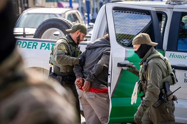 Agentes de la Oficina de Aduanas y Protección Fronteriza de EE. UU. detienen a una persona cerca de una ferretería en Nueva Orleans el 3 de diciembre de 2025. (Adam Gray/AFP vía Getty Images)