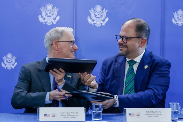 El ministro del Interior, John Reimberg (Dcha.) y el jefe de misión de EE.UU. en Ecuador, Lawrence Petroni (Izq.), firman la "Estrategia Frontera Segura" este lunes, en Quito, Ecuador. (EFE/ José Jácome)
