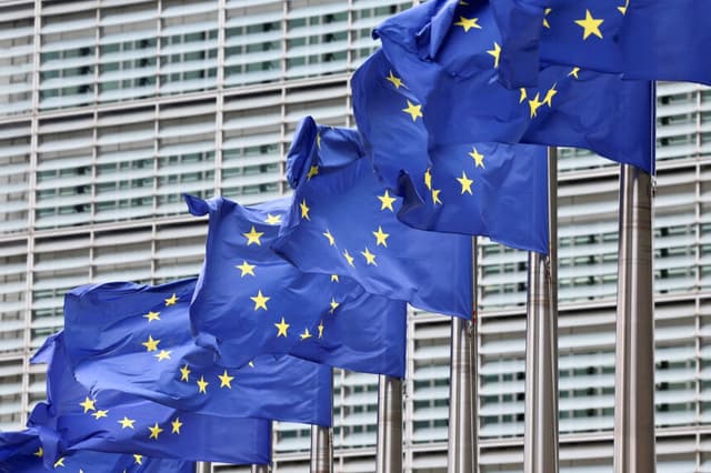 Las banderas de la Unión Europea ondean frente a la sede de la Comisión Europea en Bruselas el 16 de julio de 2025. (Yves Herman/Reuters).