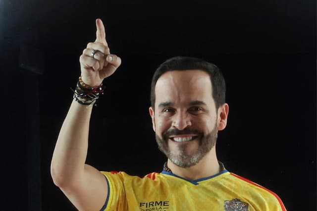 Abelardo de la Espriella pronuncia un discurso, luego de los resultados preliminares que le dan el triunfo por delante del izquierdista Iván Cepeda, en Barranquilla, Colombia. (EFE/ Mauricio Dueñas Castañeda)