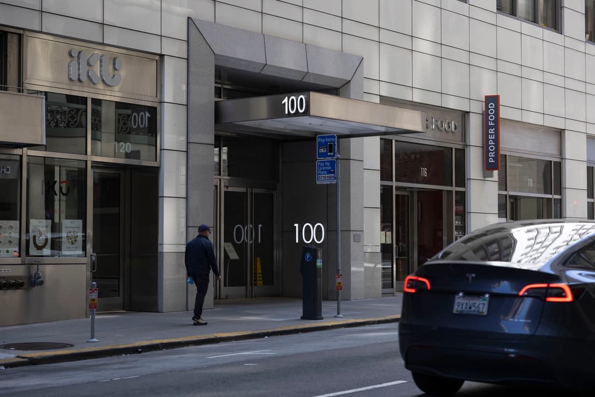 La entrada al Tribunal de Inmigración de San Francisco, ubicado en la calle Montgomery 100, en San Francisco, el 9 de mayo de 2026. (Lear Zhou/The Epoch Times)