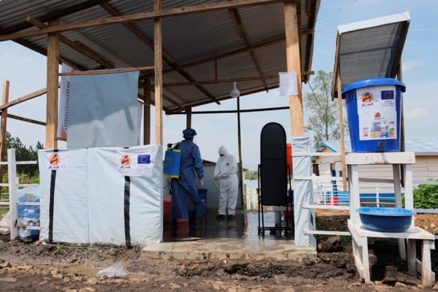 Trabajadores médicos se lavan las manos en un centro de tratamiento del ébola en Bunia, Congo, el 16 de junio de 2026. (Gradel Muyisa Mumbere/Reuters).