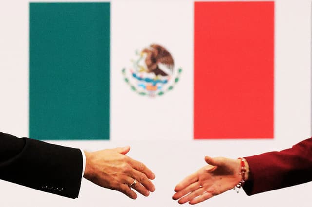 La presidenta de México, Claudia Sheinbaum, estrecha la mano de alguien durante una conferencia de prensa conjunta en el Palacio Nacional de la Ciudad de México el 7 de noviembre de 2025. (Foto de Ludovic MARIN / AFP) (Foto de LUDOVIC MARIN/AFP vía Getty Images)