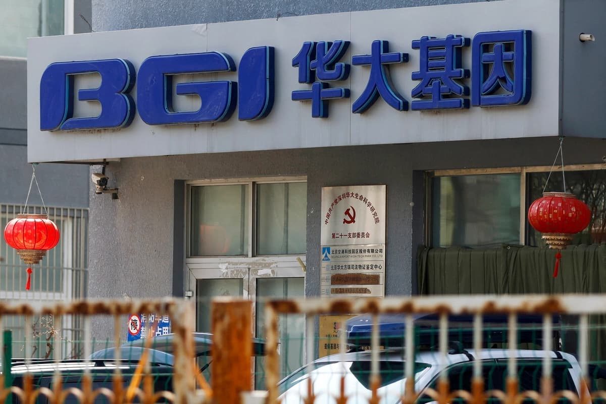 Logotipo de la empresa china de genética BGI Group en su edificio de Beijing, 25 de marzo de 2021. (Carlos García Rawlins/Reuters).