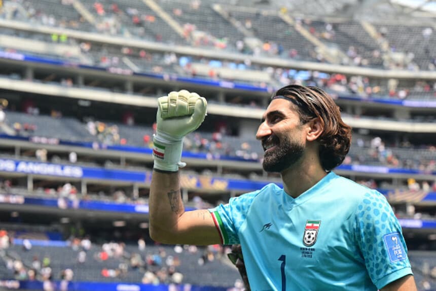 El portero iraní número 01, Alireza Beiranvand, celebra al final del partido de fútbol del Grupo G de la Copa Mundial de 2026 entre Bélgica e Irán en el Estadio de Los Ángeles en Inglewood el 21 de junio de 2026. (Frederic J. Brown / AFP vía Getty Images).