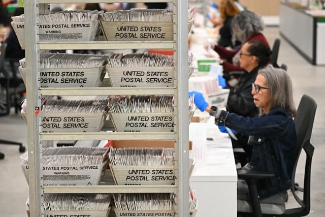 Trabajadores electorales realizan el recuento de votos en el Centro de Procesamiento de Votos del Condado de Los Ángeles durante las elecciones primarias estatales de California en City of Industry, California, el 2 de junio de 2026. (Foto de Patrick T. Fallon / AFP vía Getty Images).
