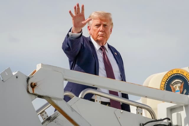 El presidente Donald Trump saluda mientras sube al Air Force One para partir del Aeropuerto Regional de Reading en Reading, Pensilvania, el 23 de junio de 2026. (Foto de Andrew Harnik/Getty Images).