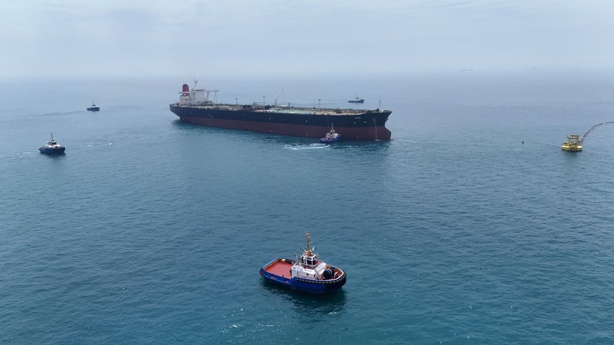 Un petrolero atracado en una terminal petrolera en alta mar cerca de Basora, Irak, el 24 de abril de 2026. (Mohammed Aty/Reuters)