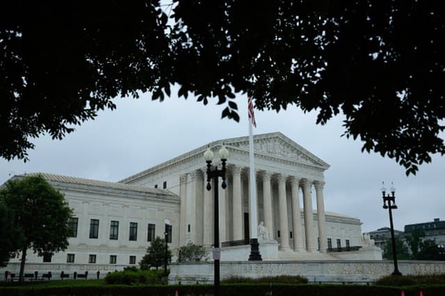 Una ligera llovizna cae frente a la Corte Suprema de Estados Unidos el 23 de junio de 2026 en Washington, D.C. (Chip Somodevilla/Getty Images).