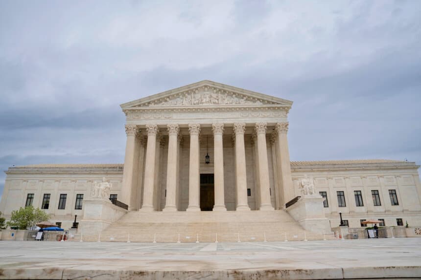 Corte Suprema autoriza a Trump retirar protecciones migratorias a sirios y haitianos frente a deportación