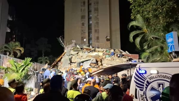 Momento del rescate de un sobreviviente en Altamira, la noche del 24 de junio del 2026 en Caracas, Venezuela. (Yasmila Márquez, The Epoch Times)