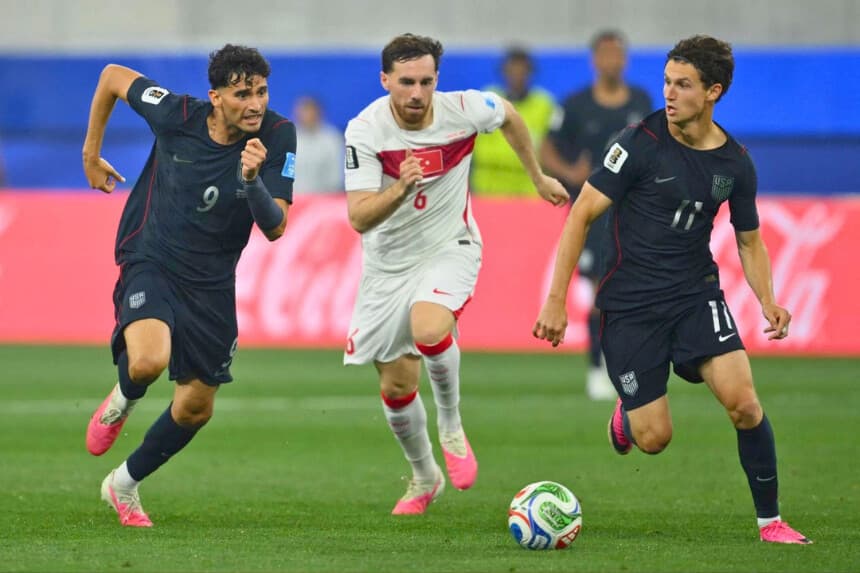 El delantero estadounidense #09 Ricardo Pepi y el delantero estadounidense #11 Brenden Aaronson luchan por el balón con el centrocampista turco #06 Orkun Kokcu durante el partido del Grupo D del Mundial 2026 entre Turquía y Estados Unidos en el Los Angeles Stadium de Inglewood el 25 de junio de 2026. (Patrick T. Fallon/AFP vía Getty Images).